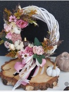 Śliczny  jesienny wianek  z dyniami 