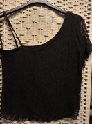 160. New Look - czarna, koronkowa, asymetryczna bluzka na 1 ramię.Rozm.L