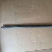 Uszczelka szyby dolna drzwi lewy tył z listwą chromowaną Fiat 500X