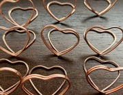 Stojaki na winietki weselne stojaczki serca różowe złoto rosegold 10szt.
