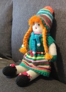 MASKOTKA  WYKONANA Z WŁÓCZKI   WYSOKOŚĆ ok.40  cm. /nr.22 /