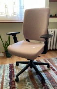 Fotel obrotowy do biurka, świetny stan, solidny, regulowany, beżowo-czarny