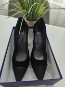 Eleganckie, luksusowe szpilki marki Stuart Weitzman w kolorze czarnym.