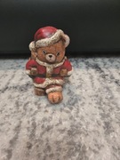 Świąteczna Dekoracja Figurka Misiu Santa z Wózeczkiem