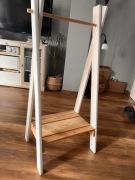 Wieszak dziecięcy wolnostojący drewniany