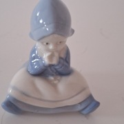 Figurka porcelanowa małej dziewczynki 