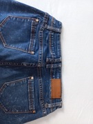 Ciemne jeansowe spodnie typu biodrówki