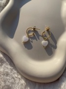 Eleganckie delikatne kolczyki złote kółeczka serca masa perłowa