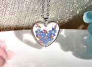 Delikatne serduszko z niezapominajkami. Żywica