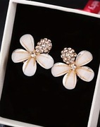 Kolczyki kwiatki kremowe cyrkonie brokat