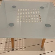  Szklany Stolik z Drewnianymi Nóżkami