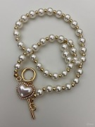 Piękny naszyjnik z kuleczkami imitującymi perły oraz zawieszką serca