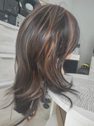 Peruka około 53 cm, ciemny brąz z jasnymi refleksami