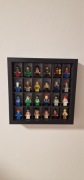Czarna Ramka na Minifigurki LEGO – Na 24 Ludziki. Wyróżnij swoją kolekcję!