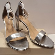 Srebrne sandały na obcasie