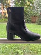 Sprzedam oryginalne skórzane botki Tommy Hilfiger w kolorze czarnym.