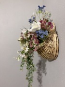 Wiosenny koszyk z kwiatami dekoracja domu idealny na Dzień Mamy 