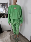 Dres z weluru w kolorze limonki zakończony gumką .