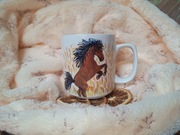 Koń w złotym zbożu złote kłosy miedziany koń kubek ręcznie malowany