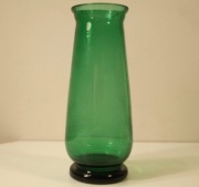 *PRL Zielony Wazonik wys. 13 podst ø 4,5 Przytarcie szkła na Zdjęciu