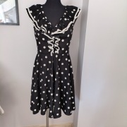 Zwiewna sukienka romantyczna czarna w białe grochy 36/38