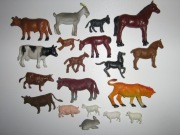 Zwierzęta gospodarskie krowa koza koń + trzy psy i in 22 szt