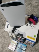 KONSOLA SONY PLAYSTATION 5 PS5 / NAPĘD BLU-RAY / 2 PADY / ŁADOWARKA / GRY