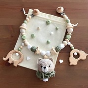 Zawieszka na wózek, girlanda drewniana i szydełkowa grzechotka, styl boho