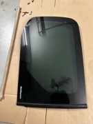 Berlingo Partner szyba lewa tył boczna drzwi przesuwnych + mocowanie