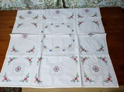 Ręcznie haftowany obrusik 82x80 