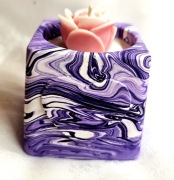 Biało-fioletowa świeczka sojowa