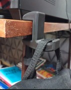 Wieszak na plecak mocowany do biurka