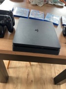 PlayStation 4 slim 