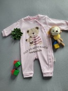 Różowy pajacyk z nadrukiem misia. Rozm. 62-74