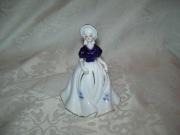 FIGURKA PORCELANOWA - MŁODA PANNA - 12 cm