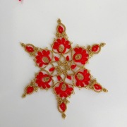 Dekor na choinkę śnieżynka frywolitka czerwono-zlota