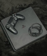 PlayStation 4 Slim 500 GB – bardzo dobry stan, pad + kabel zasilania