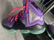 Buty Nike LEBRON XIX WILD BERRY DJ BRON R44 ORYGINALNE