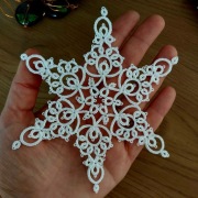 Dekor na choinkę śnieżynka frywolitka biala 11,5 cm