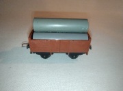 Zgrabna krótka 2-osiowa platforma Trix H0 z ładunkiem rur Jedyna!