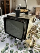 Radziecki telewizor turystyczny WŁ-100