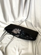 Czarny piórnik z wnętrzem w kwiaty bzu