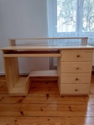 biurko  z  drewna  sosnowego  bezsęcznego  pokryte  bezbarwnym  lakierem