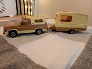 Chevrolet Blazer z przyczepą kempingową Majorett France