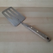 Łopatka szpatułka kuchenna stal nierdzewna rączka z hikory lata 60-70  USA