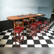 Wysoki stół mocowany do podłoża