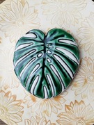 Ceramiczny magnes liść monstery 