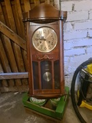 Stary zegar nakręcany. Zegar jest przed wojenny. 