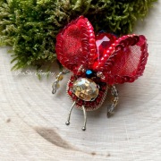 Broszka Mucha czerwona haft koralikowy, rękodzieło