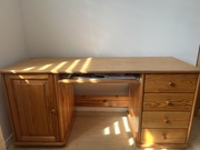 Sosnowe biurko w stanie bardzo dobrym -